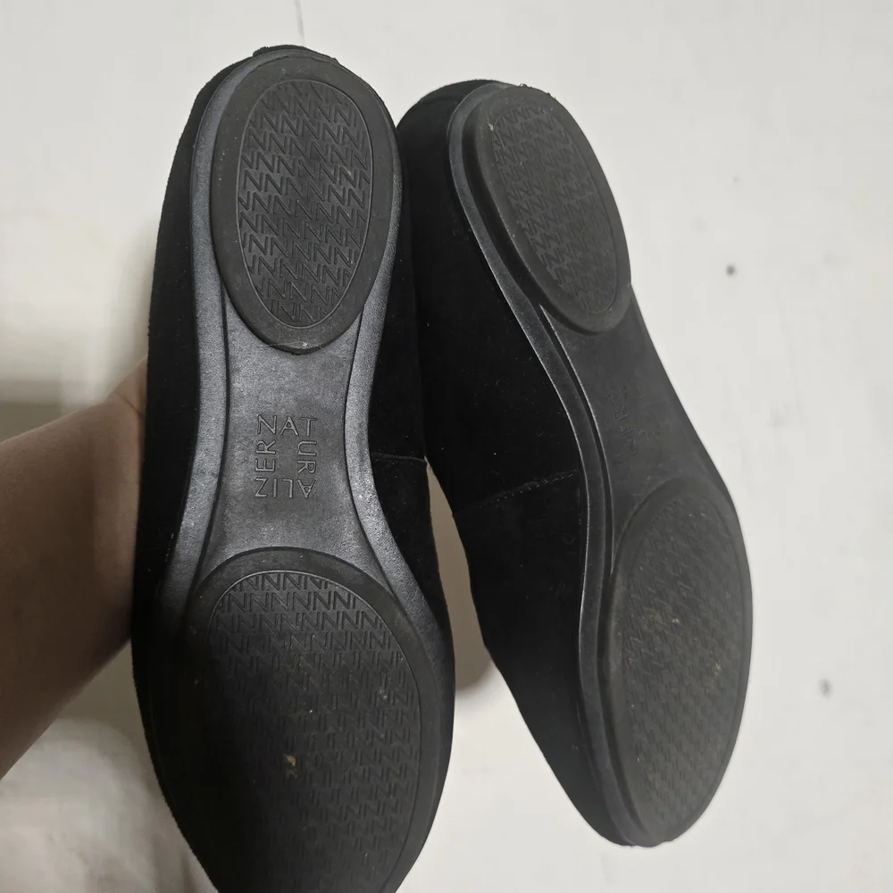 Naturalizer Women's Classic Black Loafers - Picture 3 of 4
